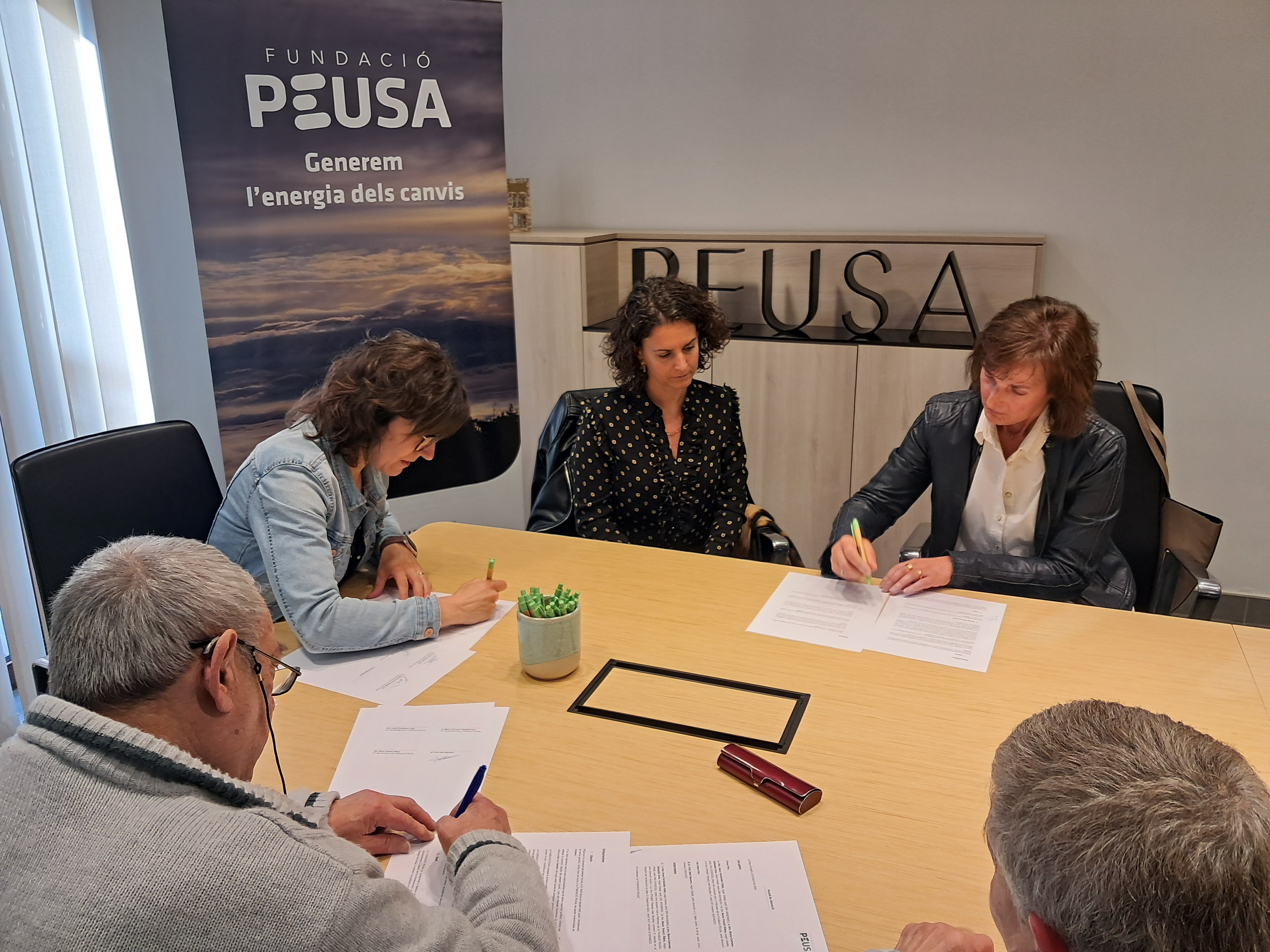 Signatura cessió peces elèctriques 